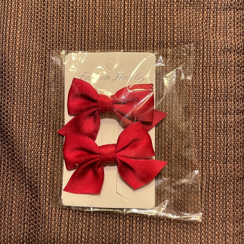 Red bow clips